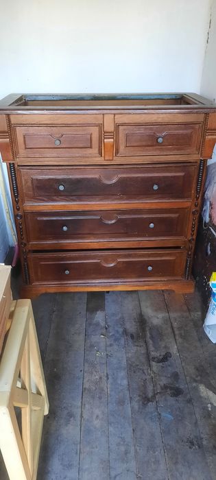 Старий дубовий комод