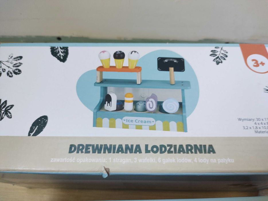 Drewniana lodziarnia z magnesami