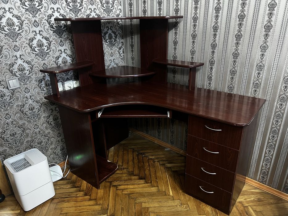 Компʼютерний стіл