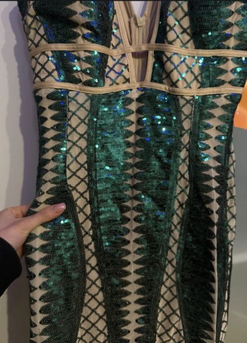 Dluga przylegajaca sukienka