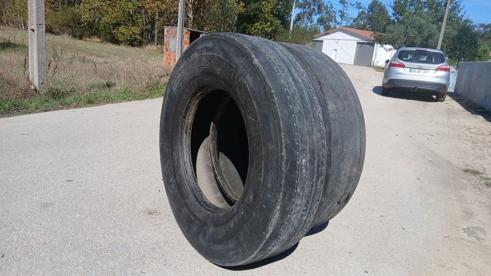Dois pneus usados direccionais 315/80 R22.5