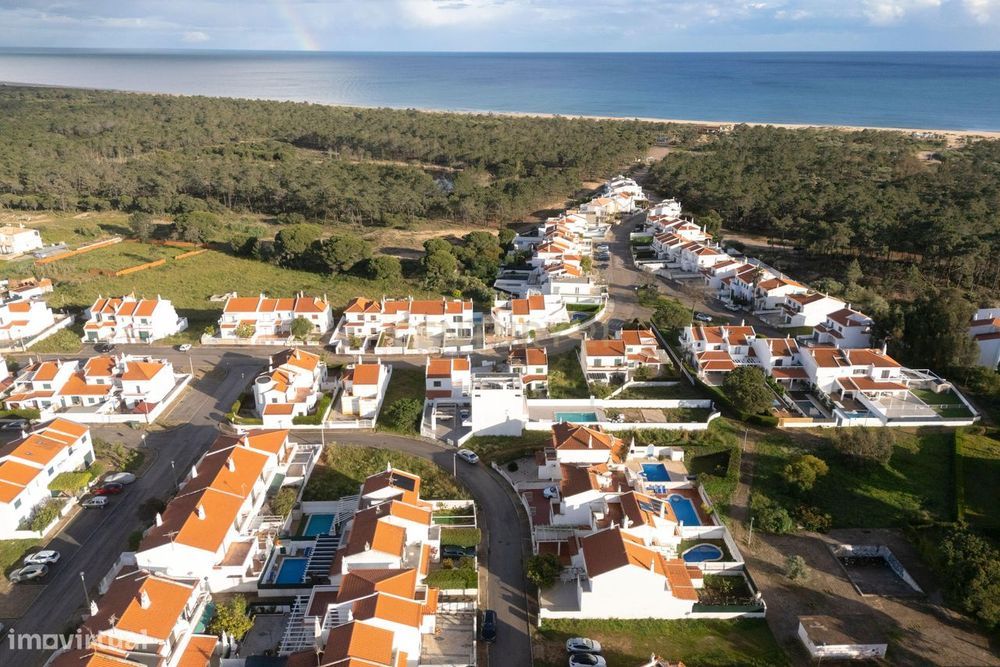 Moradia T4 com piscina a 10 minutos da praia: viva ou rentabilize no c