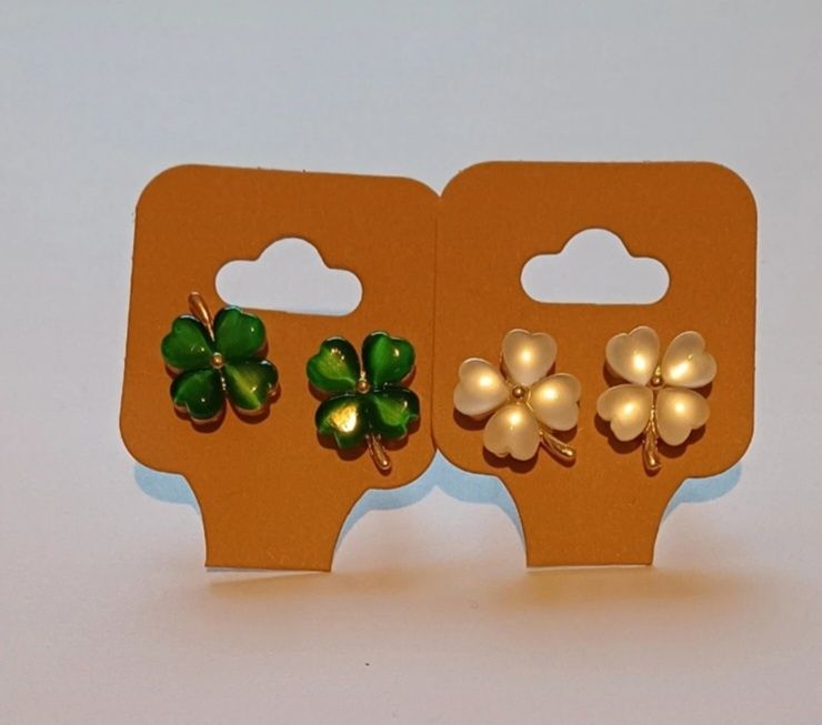 Brincos. Novos.
Cada par 2,25€.
Mais modelos disponíveis nas fotos.