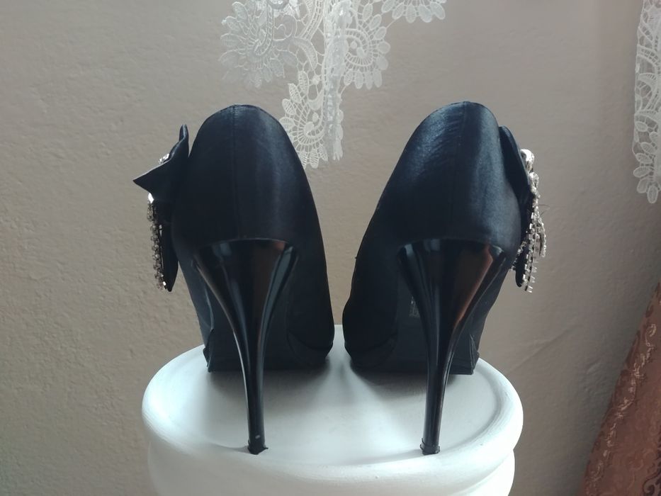 Szpilki półbuty rozmiar 38 platforma CZARNE satyna kokardka szpilki