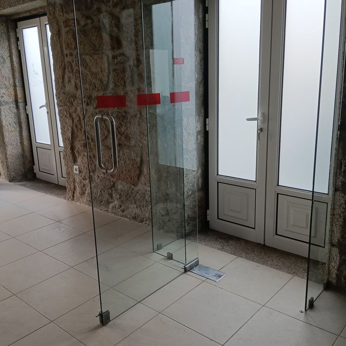 Antecâmara em vidro temperado.