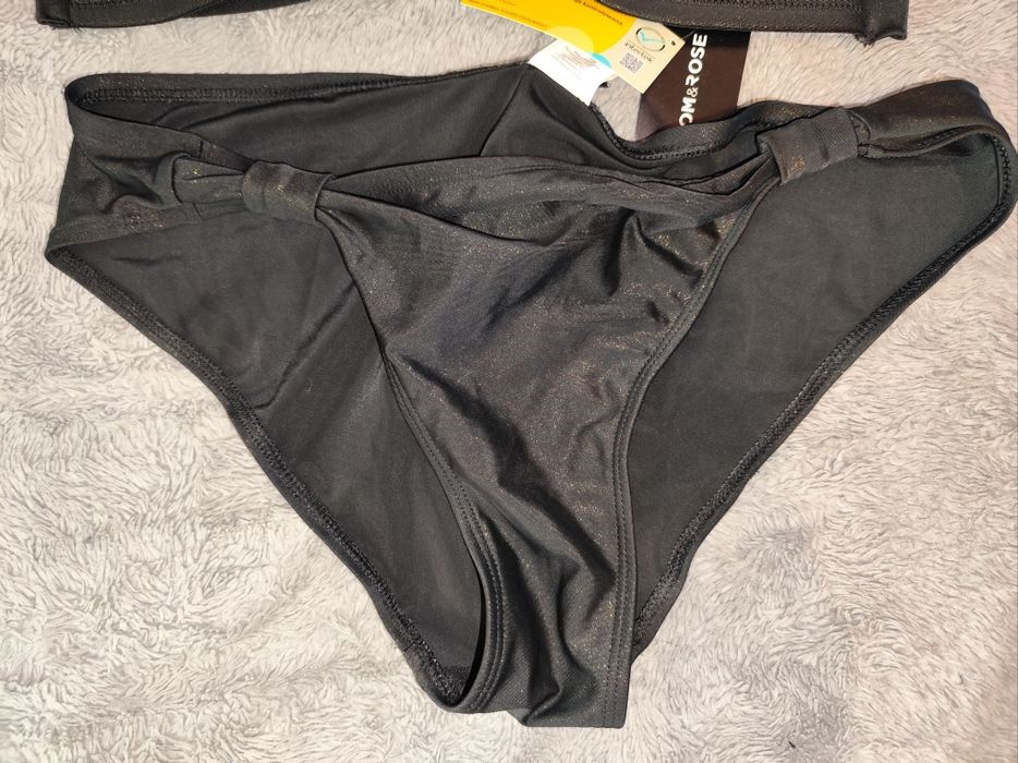 Czarny strój kąpielowy dwuczęściowy ze złotymi drobinkami