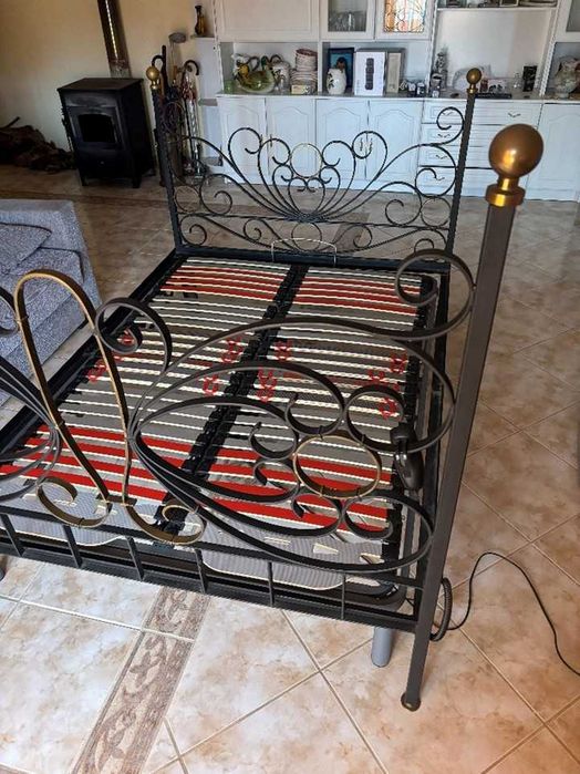 Cama em ferro com estrado articulado