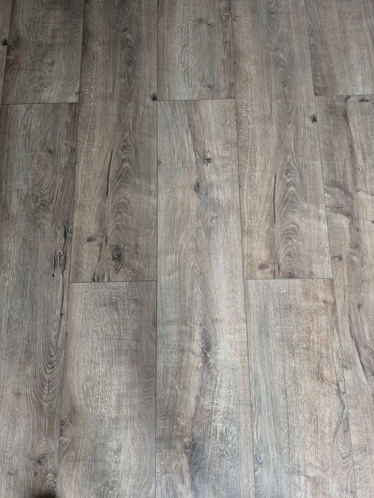 Montaż, układanie paneli podłogowych