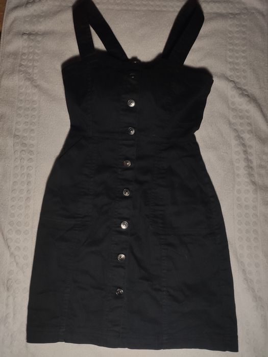 Коротка чорна сукня