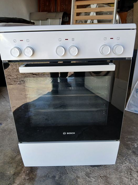Vendo fogão elétrico, vitrocerâmico. 4 bocas e forno elétrico.  Bom estado