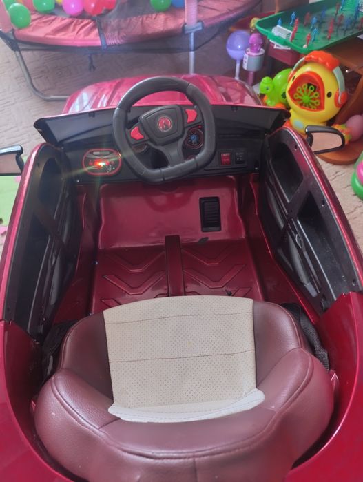 Дитячий електромобіль