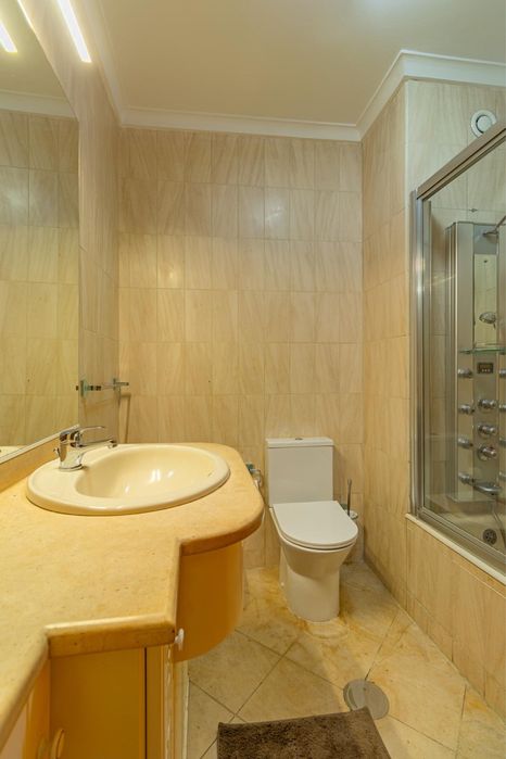 Quarto partilhado com suite wc privado para arrendar