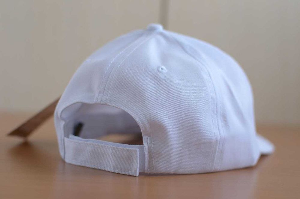 Бейсболка белая с логотипом американской компании унисекс