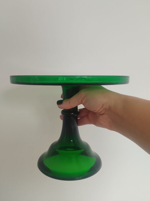 Boleira em vidro verde escuro, com pé.