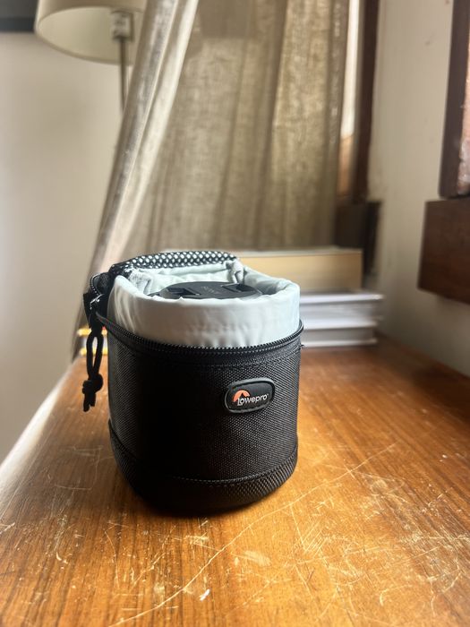 Vendo Sony FE50mm f1.8 como nova. Sem fungos nem manchas. Inclui bolsa da Lowepro tambem nova.
