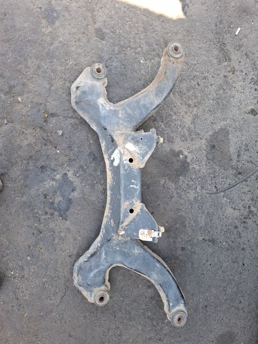 Передний подрамник Nissan primera p10