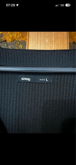 Czarna obcisła sukienka