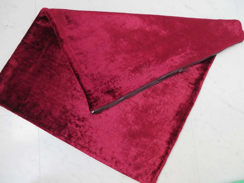 Чохли на диванні подушки.