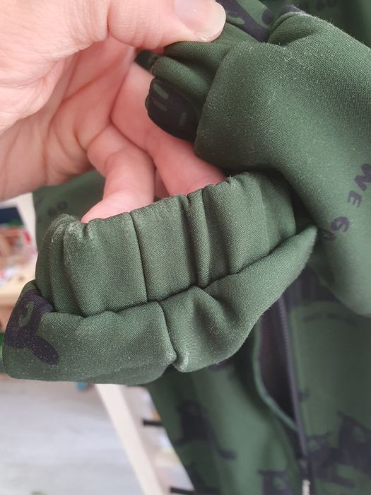 Out we go, Kombinezon Bobby’s Black Bear on Dark Green