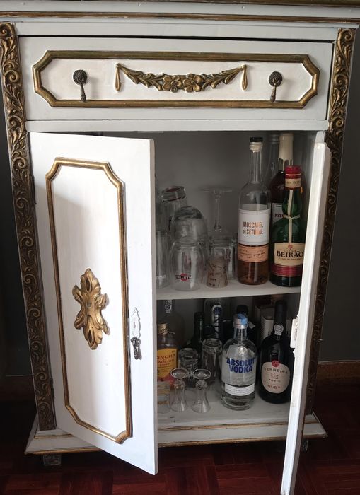 Móvel Vintage com detalhes dourados