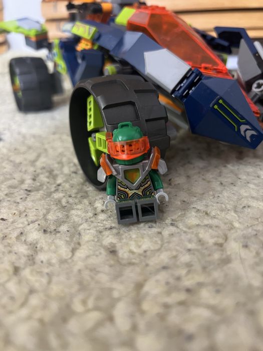 Лего конструктор Nexo Knights, машина Аарона (70355)