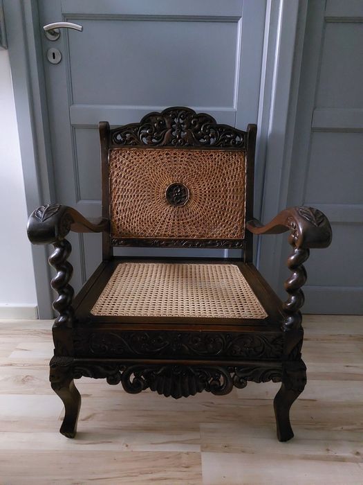 fotel kolonialny drewniany rzeźbiony z rafią plecionką wiedeńską