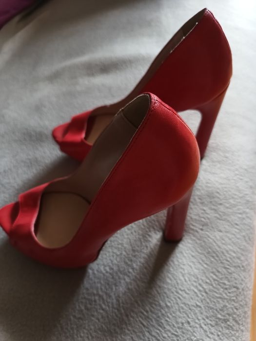 Włoskie skórzane buty w rozmiarze 39.