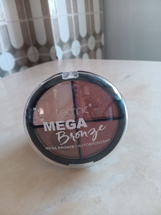 Vários  produtos de maquilhagem (novos)