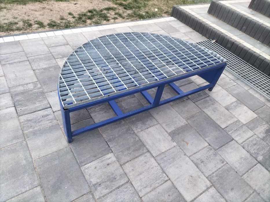 Podest metalowy 127 cm szerokość