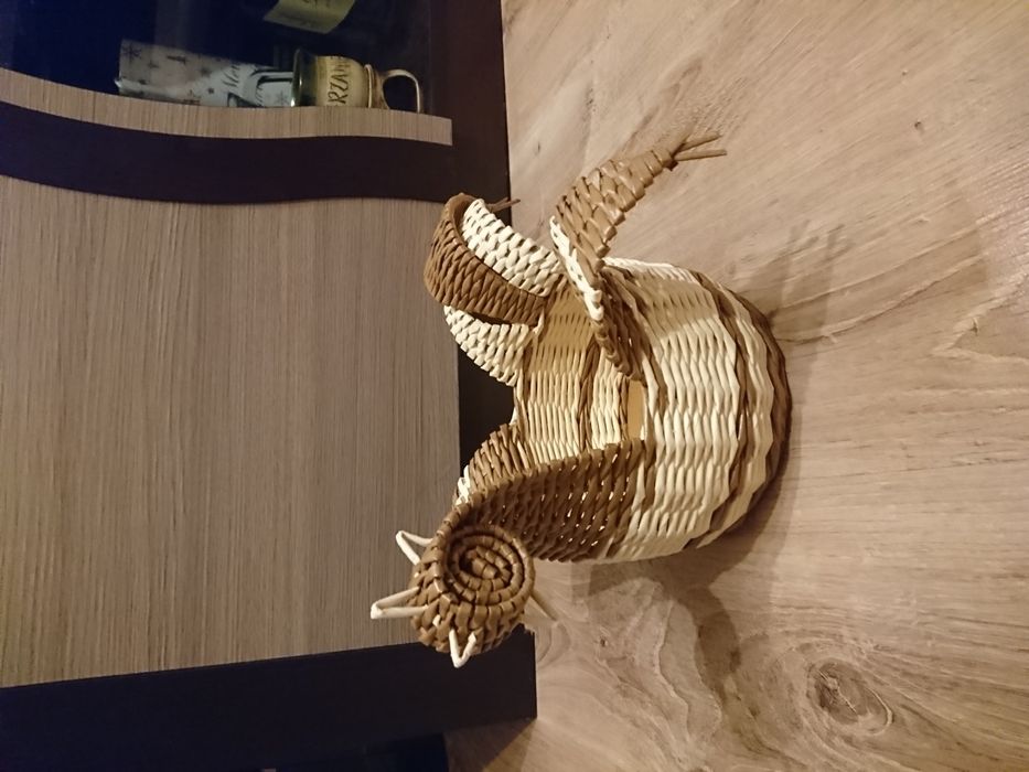 Koszyk kura z papierowej wikliny