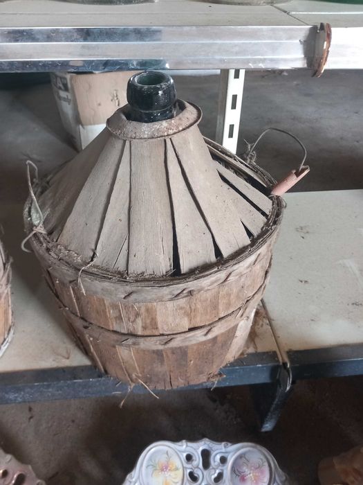 "Dame Jeanne" (ou demijohn em inglês), são chamados de garrafões encestados, preço cada