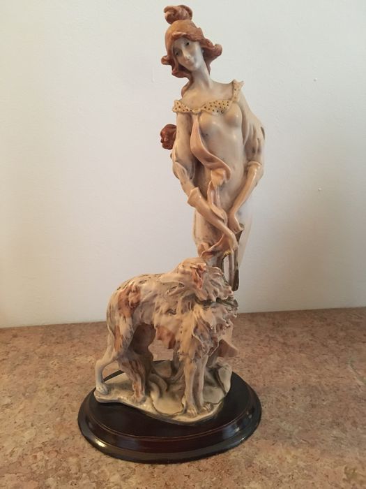 2 estatuetas em marfinite