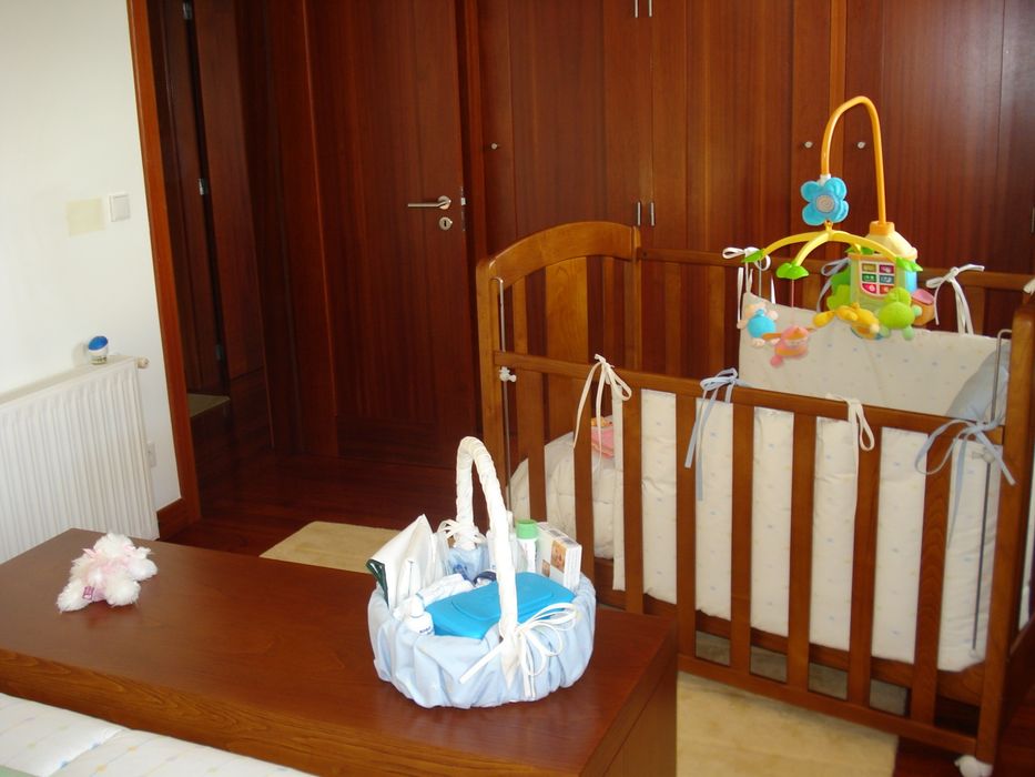 Cama de bebê em madeira