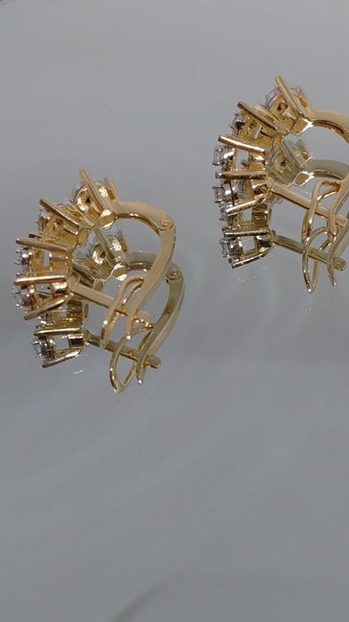 Золотые серьги с природными бриллиантами