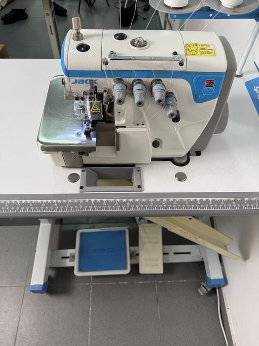Máquina de Costura Overlock Industrial Jack E4