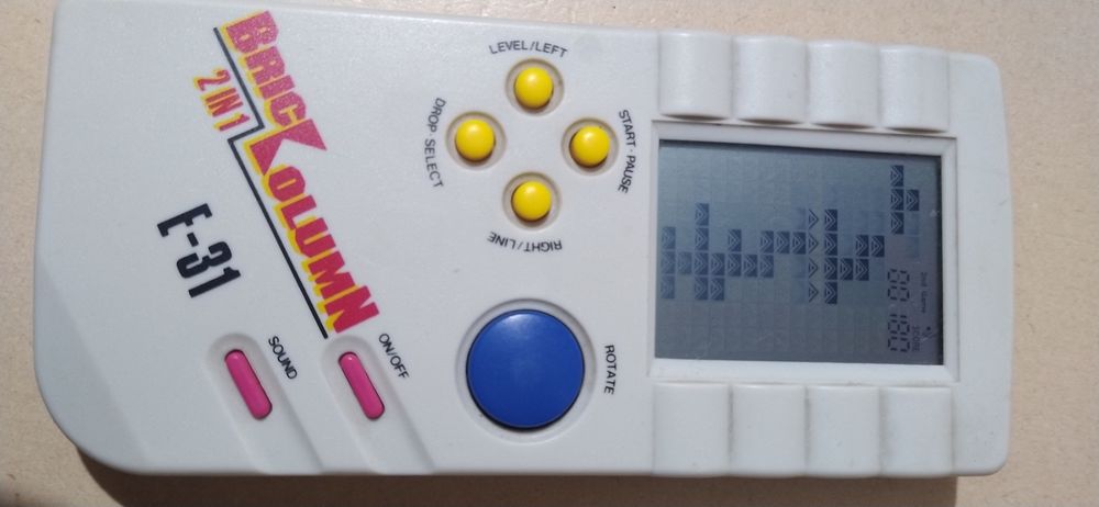 Consola Brick antiga