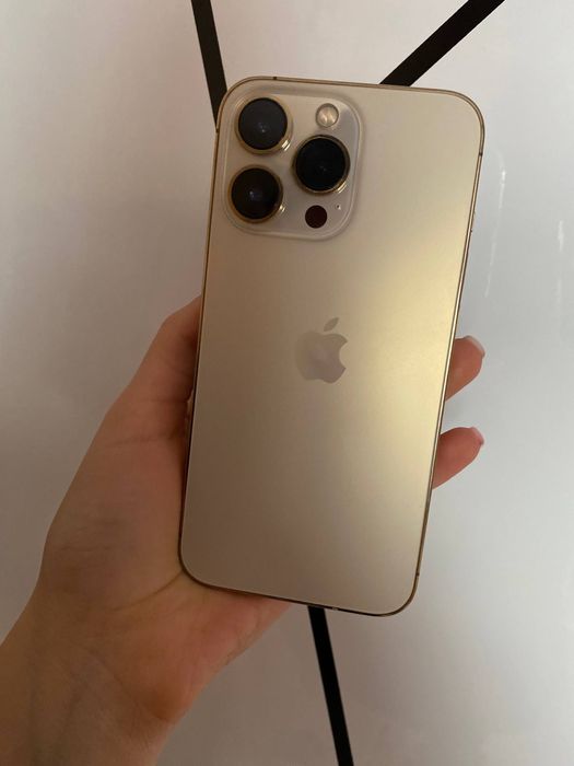 Айфон 13 про на 246 гб ідеальний стан і 6  чохлів в подарок коробка є