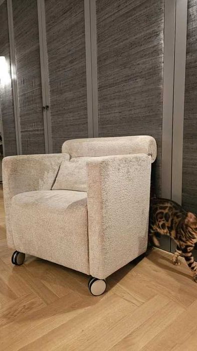 klubowy fotel na kółkach firmy Poltrona Frau