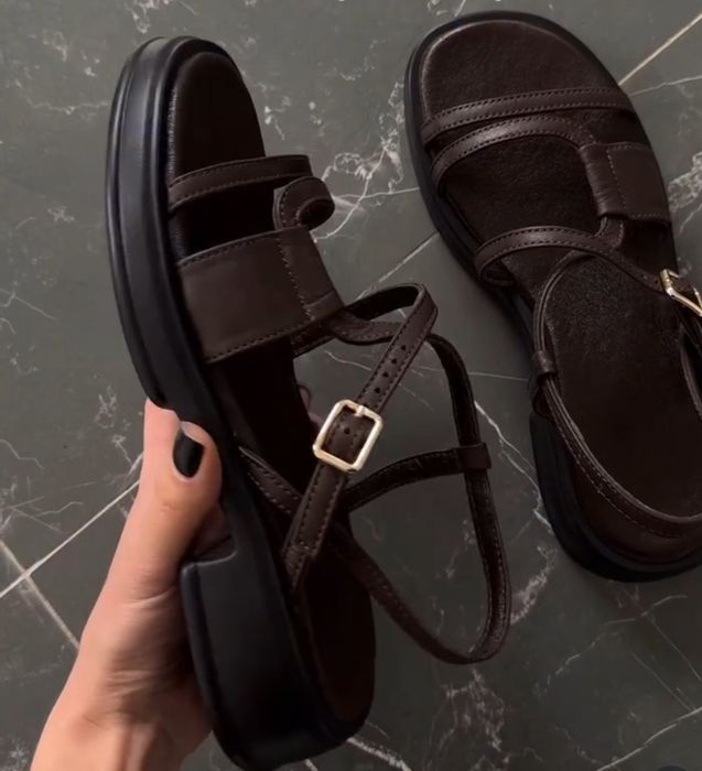 Босоніжки нові,на худу або середню ніжку