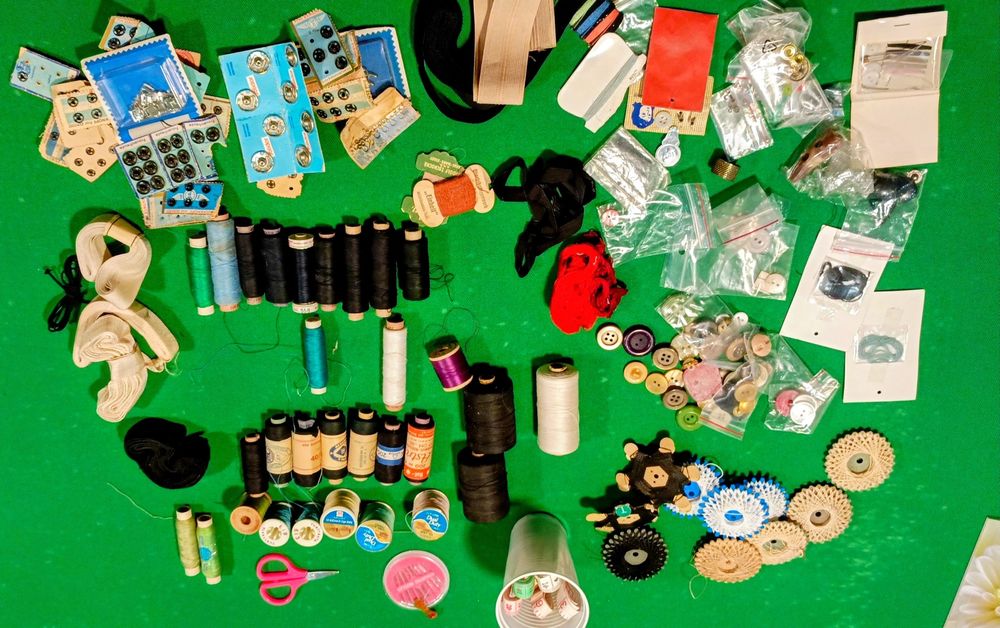 Zestaw nici i guzików