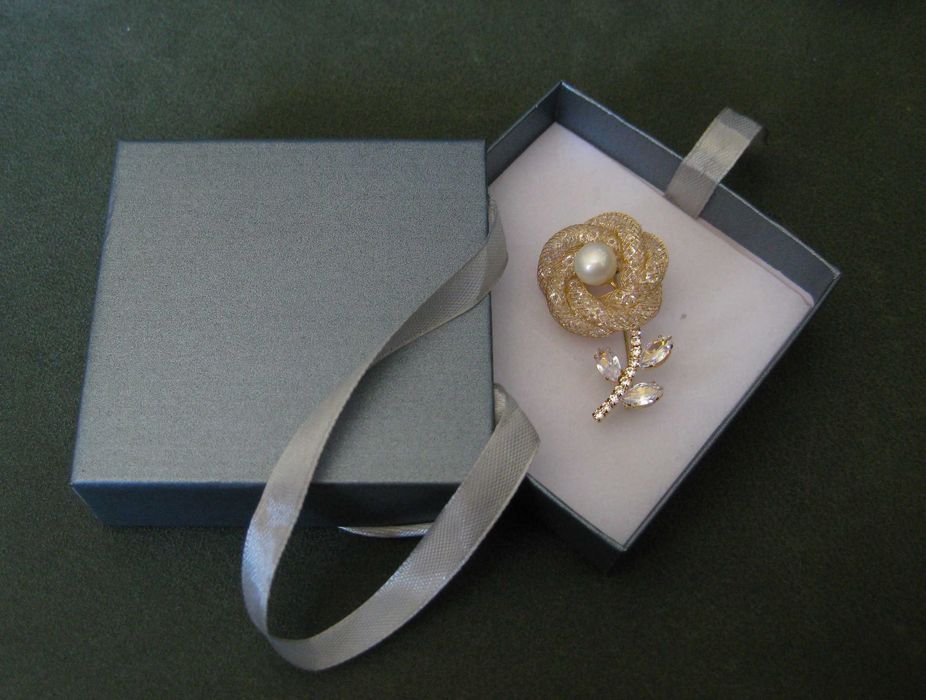 Alfinete / Broche / Pregadeira Flor Dourada c/ Perolas NOVO
