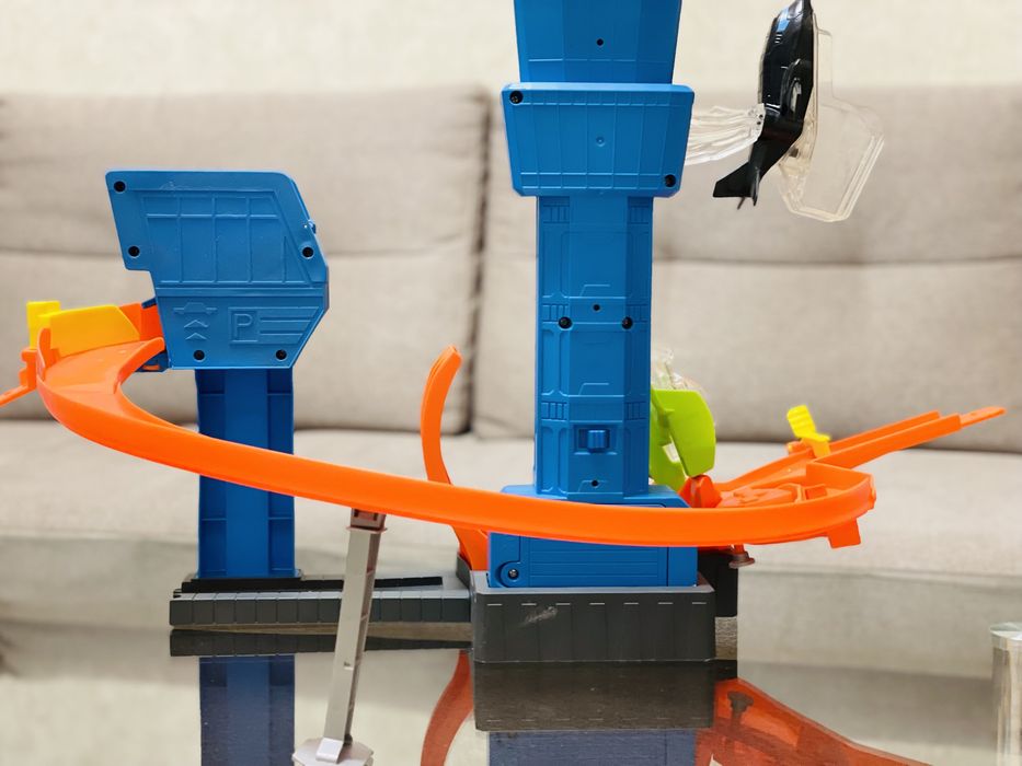 Трек Hot Wheels City Гонки в аэропорту (GFH90)