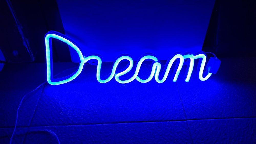 Candeeiros néon "love" e "dream"