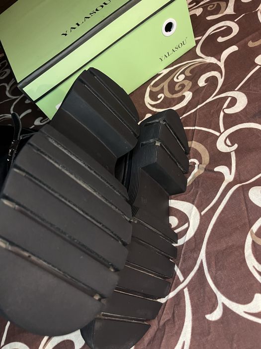 Шкіряні жіночі чоботи.