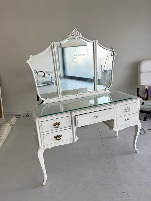 Pechiché / Toucador  Queen Anne com espelho biselado.