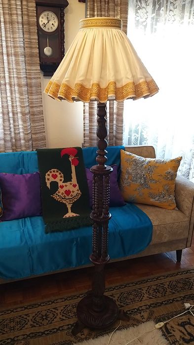 Candeeiro de Pé Alto em Madeira Torneado A