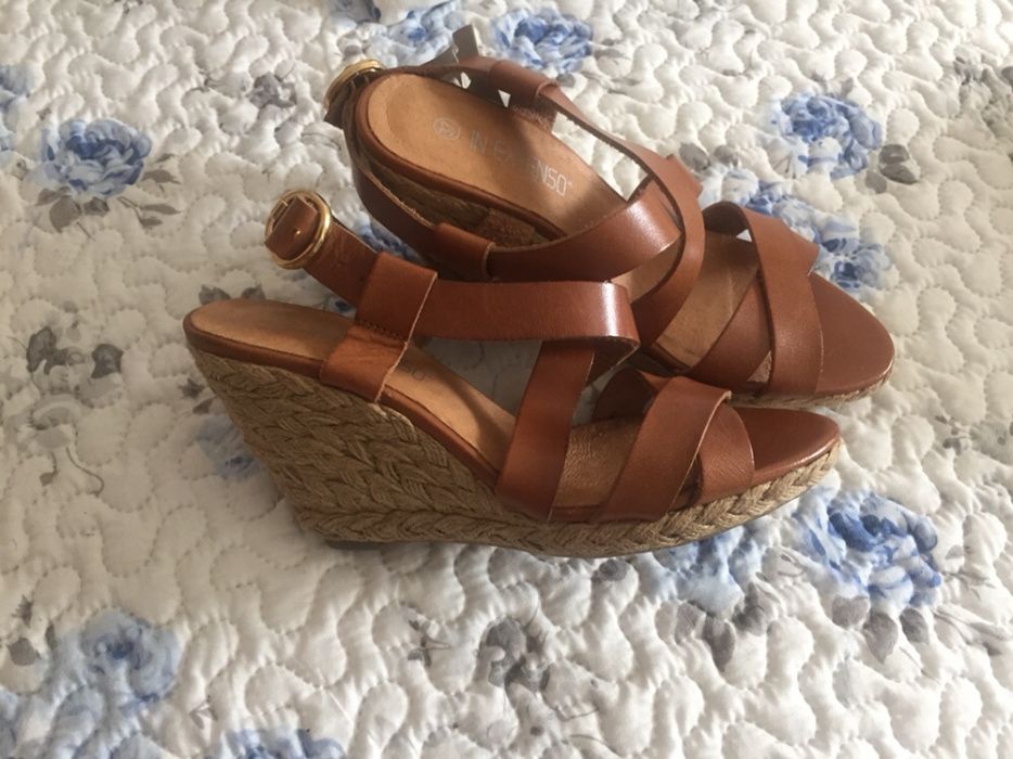 Sandálias de cunha em pele, tam. 37, novas