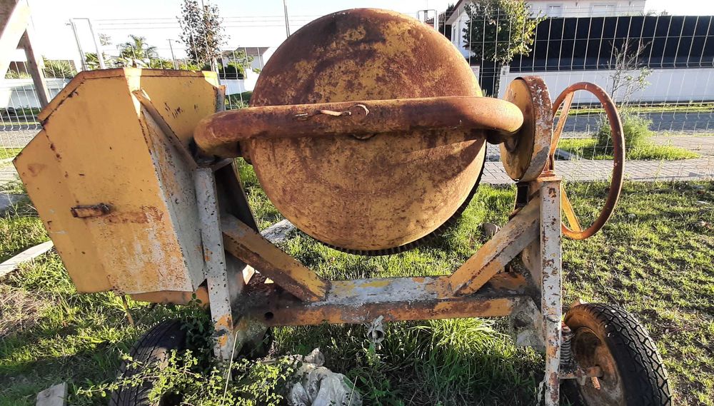 BETONEIRA 350L, motor a gasolina – Usada