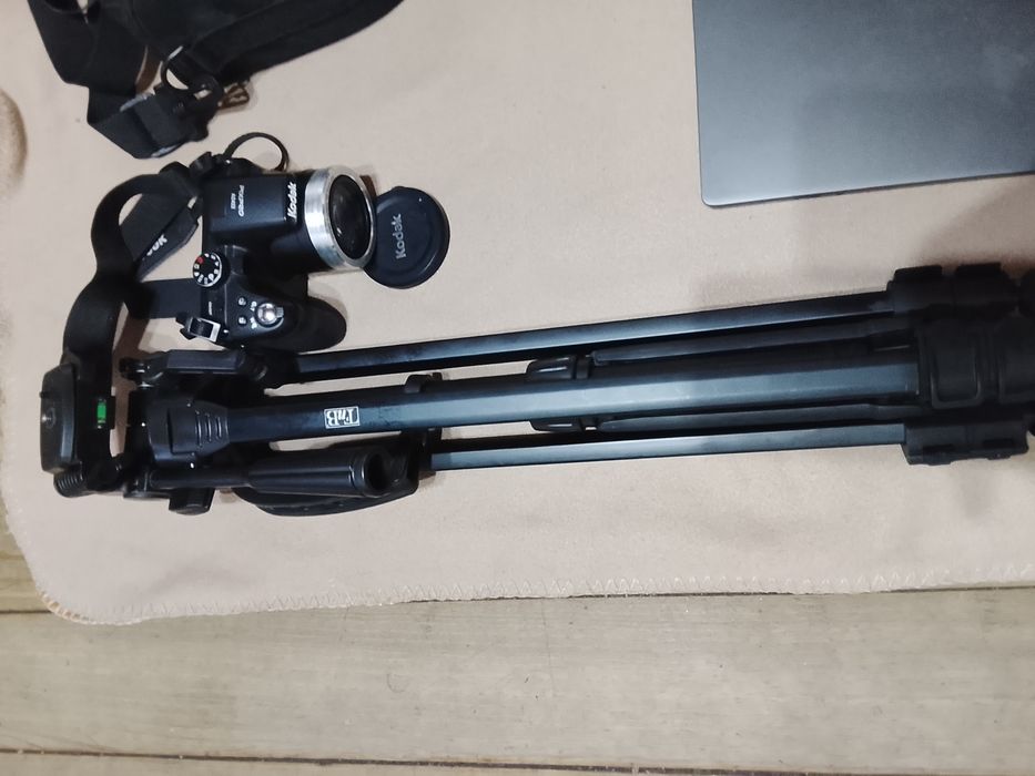 Vendo computador / Máquina fotográfica com tripé