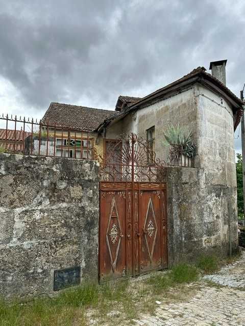 Moradia senhorial para reabilitação, com arquitectura centenária e vistas panorâmicas sobre a serra e os campos